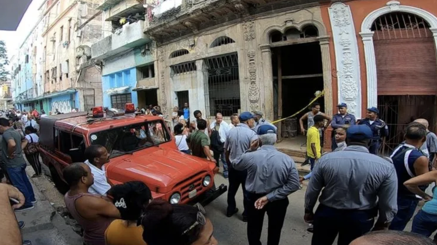 Rescatistas y policías ante el edificio que se derrumbó parcialmente, en La Habana Vieja. (EFE/Felipe Borrego)