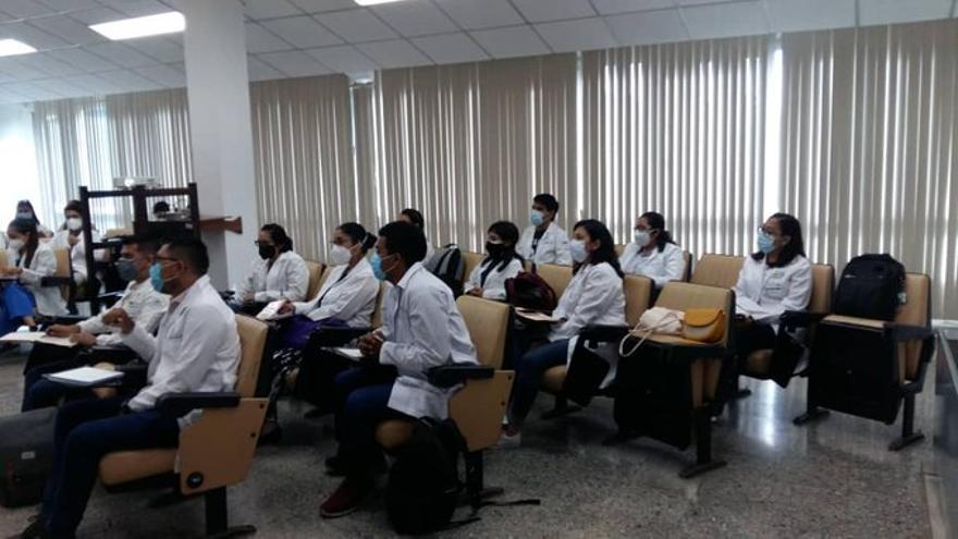 Residentes mexicanos de la especialidad de higiene y epidemiología en el Instituto Pedro Kourí de La Habana. (Twitter/@IPKCuba)