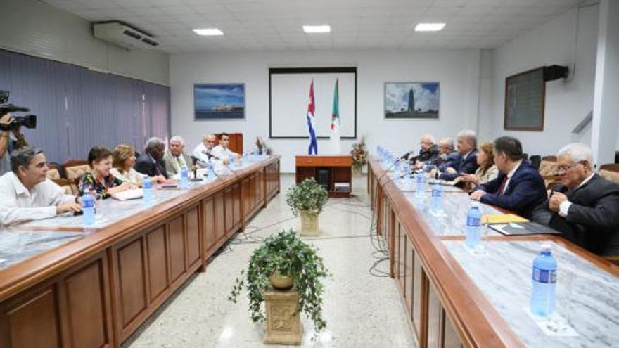 Reunión del primer ministro argelino y su equipo con las autoridades de La Habana. (@Minrex)