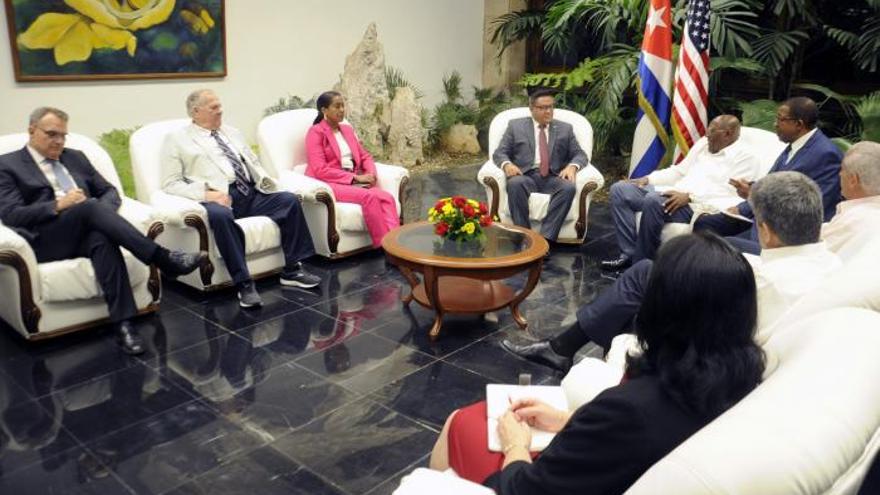 Reunión entre los congresistas estadounidenses y los funcionarios cubanos, este martes en La Habana. (Granma)