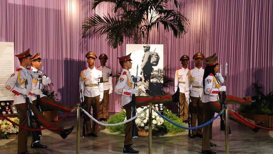 Un grupo de soldados custodia el altar del líder cubano Fidel Castro este lunes, durante el homenaje en su honor en la Plaza de la Revolución de La Habana. (Alejandro Ernesto EFE)