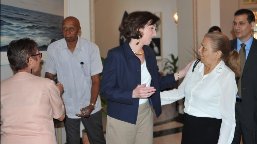 Roberta Jacobson con activistas cubanos (Twitter: Roberta Jacobson)