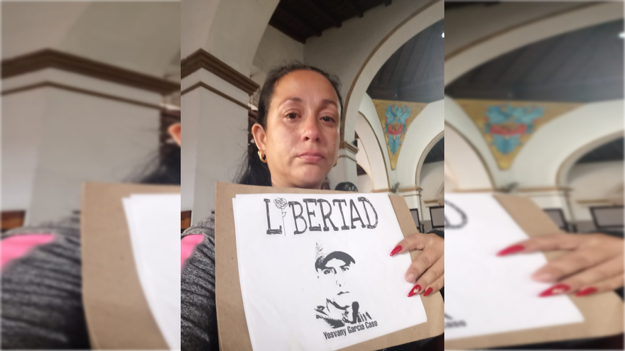 Mailín Rodríguez Sánchez posa junto a un cartel con la imagen de su esposo, el prisionero político Yosvany Rosell García Caso. (Facebook)