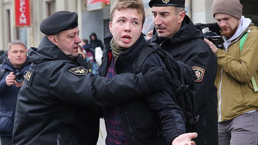 Román Protasevich durante una manifestación, en Minsk. (EFE)