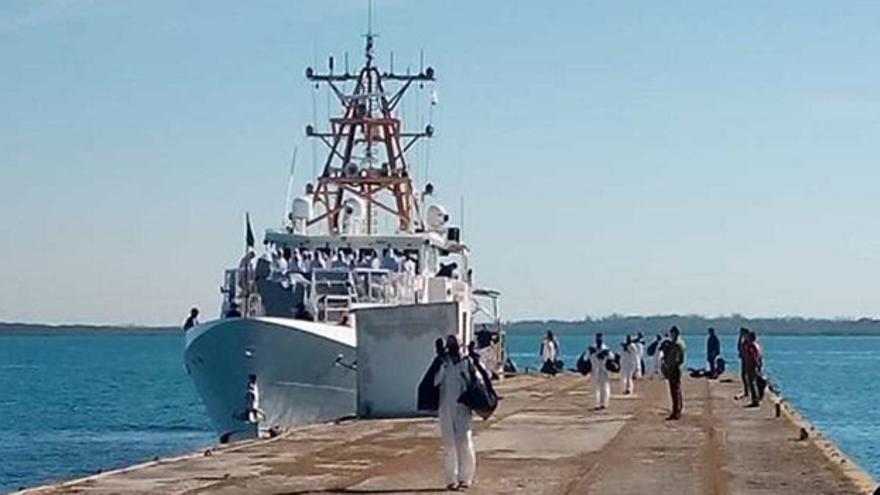La SGC entregó a las autoridades cubanas a los 136 migrantes en el puerto de Orozco, en Bahía Honda, Artemisa. (Ministerio del Interior)
