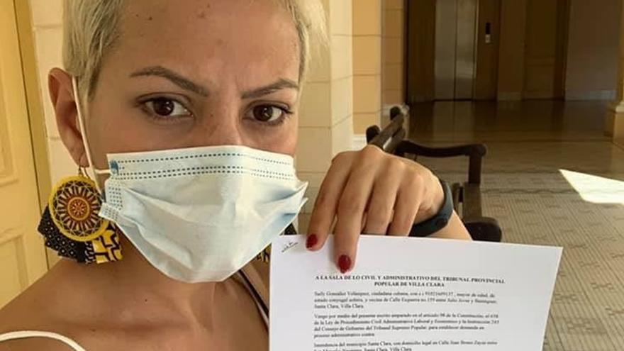 La activista y empresaria Saily González con una demanda entregada en la Intendencia de Santa Clara a finales de octubre pasado. (Twitter)