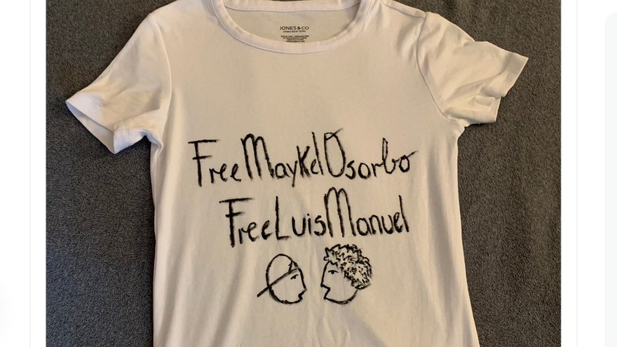 Saily González lucía esta camiseta cuando fue detenida. (Twitter/SailydeAmarillo)