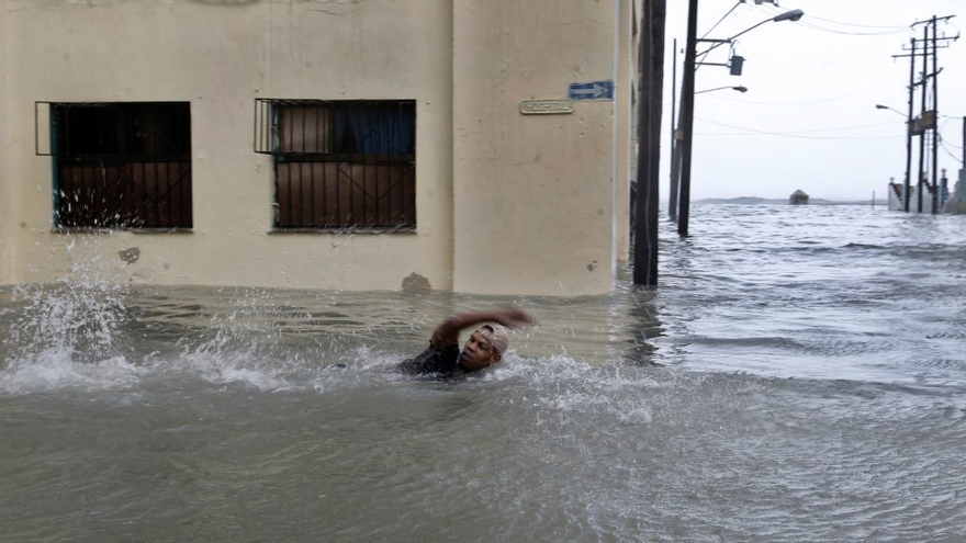 La calle San Gervasio, en Centro Habana, quedó completamente inundada y algunos se desplazaban a nado. (EFE)