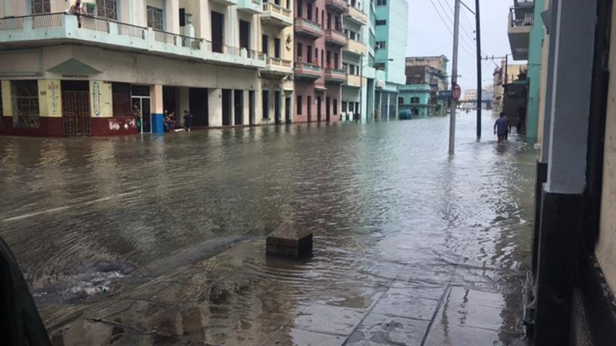 La calle San Lázaro en Centro Habana amaneció este domingo inundada. (14ymedio)