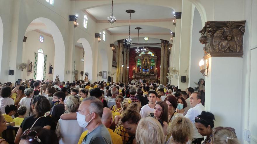 Sancti Spíritus se congregaron cientos de personas y otras tantas se sumaron a la procesión que comenzó tras la misa. (14ymedio)