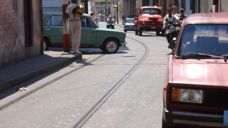 Por décadas el transporte ha sido un gran problema en Santiago de Cuba, donde la movilidad de los pasajeros depende fundamentalmente de los camiones y las motocicletas. (A. Masegi)