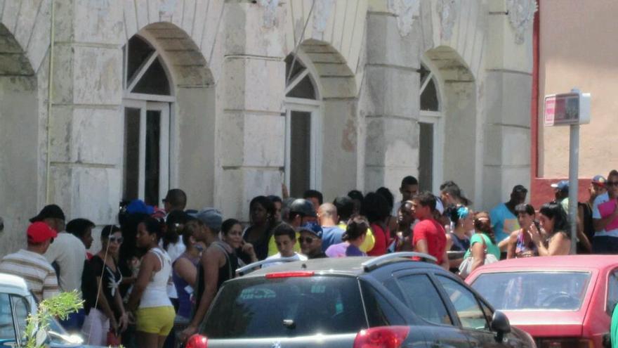 Colas en Santiago de Cuba para aprovechar la nueva oferta de Etecsa. (Yosmany Mayeta Labrada)
