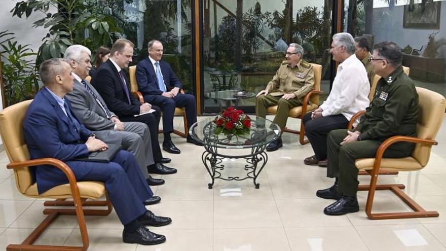 Raúl Castro estuvo presente en el encuentro con el secretario del Consejo de Seguridad de Rusia, Nikolai Patrushev. (Estudios Revolución)