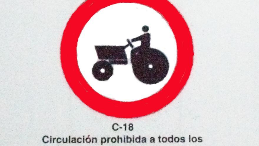 Señal de circulación prohibida para los vehículos agrícolas