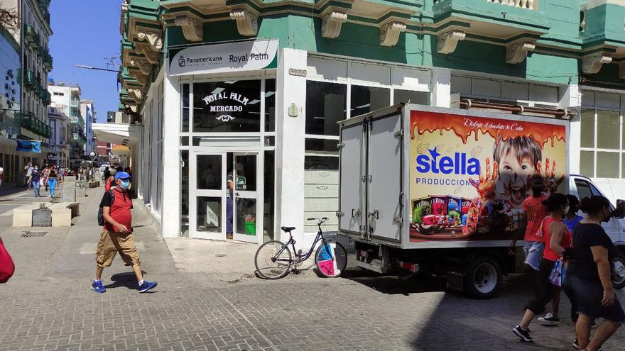 Un camión de la empresa Stella llevó mercancías este lunes a la tienda Panamericana Royal Palm, en el Boulevard de la calle San Rafael. (14ymedio)