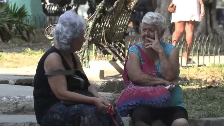 La economista cubana Tamarys Bahamonde dice que en la Isla están aumentando las personas “dependientes” que viven de sus pensiones. (Captura de Imagen)