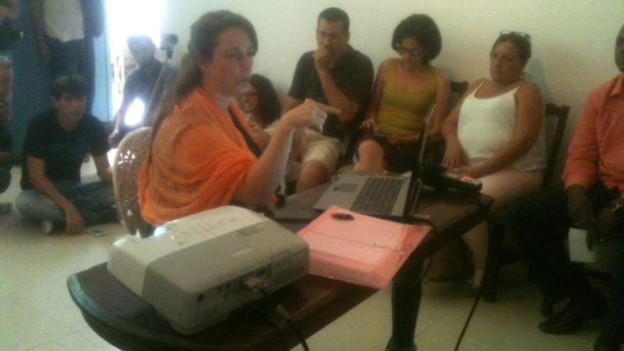 Tania Bruguera durante un conversatorio en su casa de La Habana Vieja. (14ymedio)