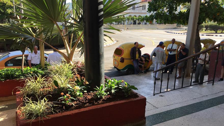 Los taxistas conversan sobre la muerte de Fidel Castro en el portal del Hotel Presidente. Algunos todavía no lo creían avanzada la mañana