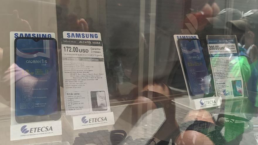 Teléfonos móviles a la venta en una tienda de Etecsa. (14ymedio)