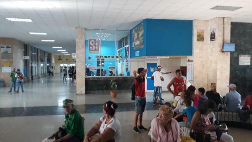 En la Terminal de Omnibus de La Habana este sábado la preocupación era viajar no participar en el referendo de la Constitución. (14ymedio)