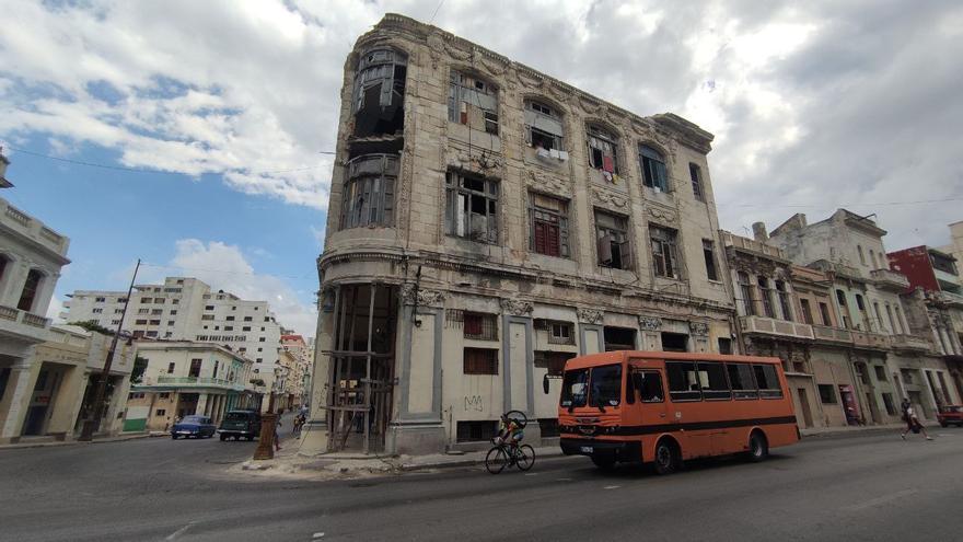 Como un Titanic herido de muerte, el inmueble en la esquina de Galiano y San Lázaro, en La Habana, se ha convertido en un peligro mortal. (14ymedio)