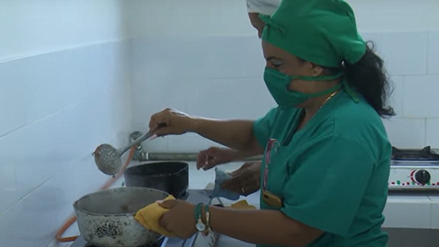 Trabajadores del Grupo Empresarial Alimentario usan de materia prima el suero de lácteos y la harina de yuca o arroz. (TV Camagüey)