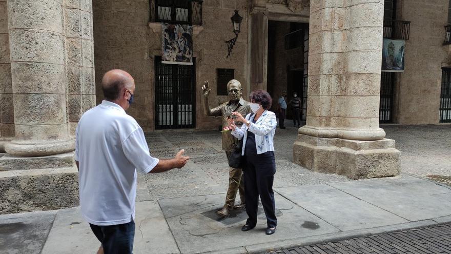 Transeúntes locales haciéndose fotos junto a la estatua de Eusebio Leal, recién inaugurada en La Habana Vieja. (14ymedio)