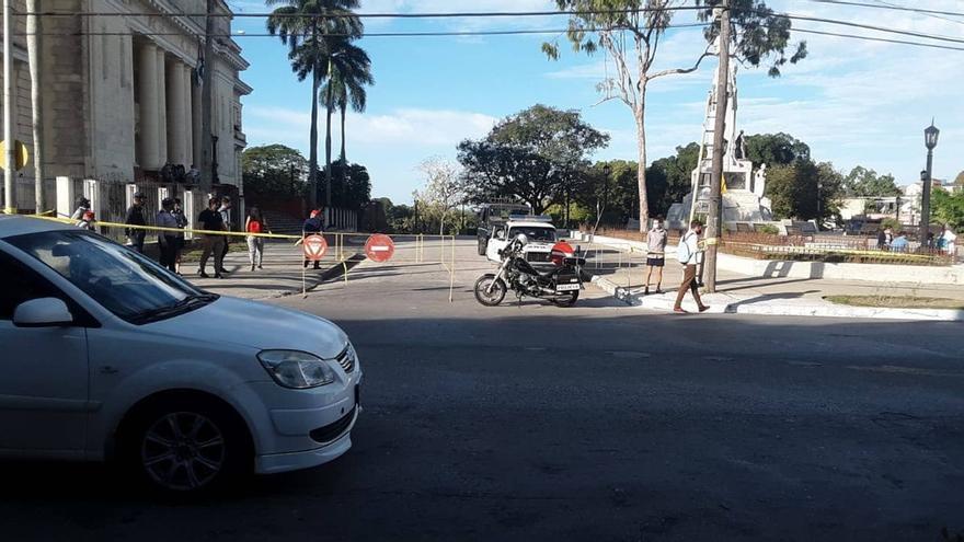 Los accesos al Tribunal Provincial de Villa Clara están tomados por las fuerzas de seguridad, con cámaras puestas en varios puntos. (Roxana García Lorenzo)