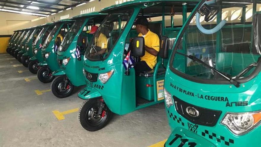 Triciclos eléctricos presentados por las autoridades de La Habana para recorrer las nuevas rutas del municipio de Playa. (Tribuna de La Habana)