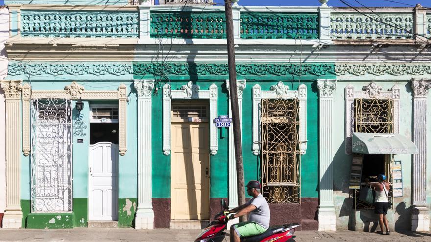 En la ciudad de Trinidad, al centro de Cuba, las ‘motorinas’ se han sumado a las ofertas para turistas que rentan por horas estos vehículos eléctricos. (L. Ribot) 