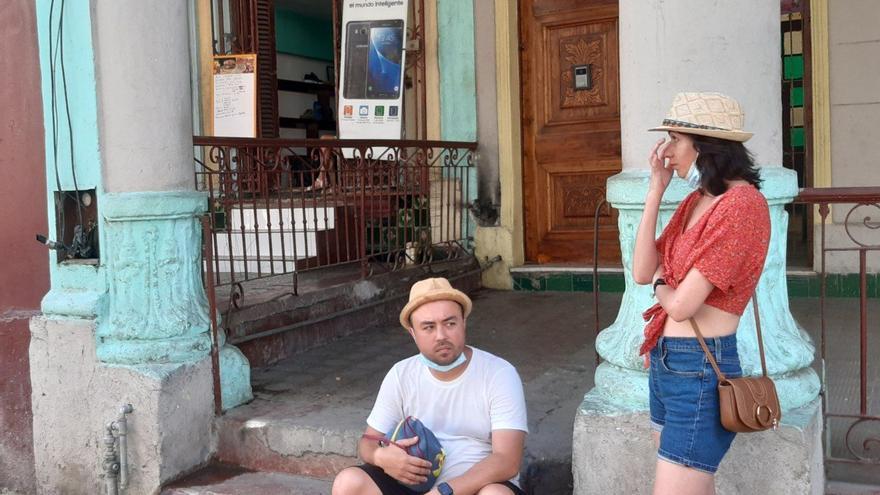Turistas en La Habana saltándose la norma cubana que obliga a llevar mascarilla en cualquier espacio público. (14ymedio)