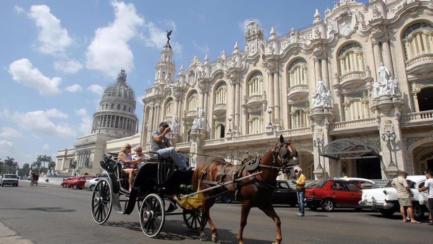 Turistas pasean en un coche de caballos en La Habana. (EFE)