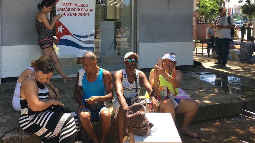 Usuario conectados a la red wifi de La Rampa, en La Habana. (14ymedio)