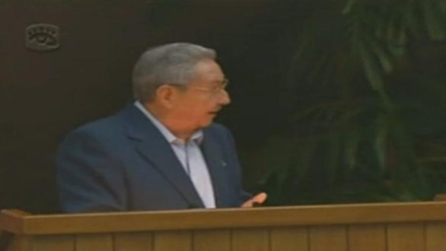 Raúl Castro durante la lectura del informe central al VII Congreso del Partido Comunista. (Internet)