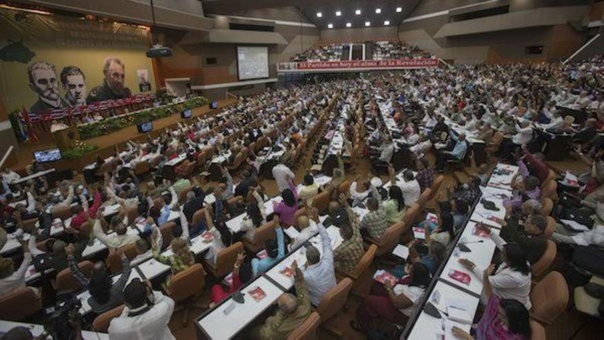 Las deliberaciones en comisiones del VII Congreso del Partido Comunista están guiadas por los miembros del Buró Político. (Minrex)