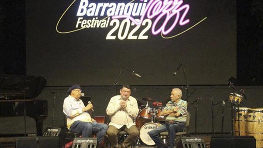 Los célebres músicos Chucho Valdés y Paquito D'Rivera durante un conversatorio moderado por el poeta Miguel Iriarte. (EFE)