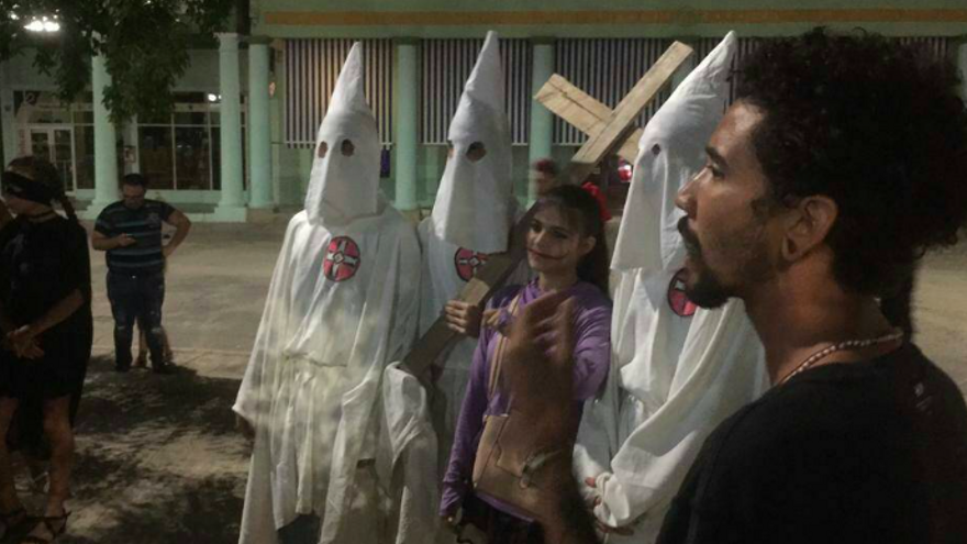 Varias fotografías, publicadas en las redes sociales, muestran a tres muchachos ataviados con disfraces blancos, capirotes y cruces. (Facebook/Paul Sarmiento))