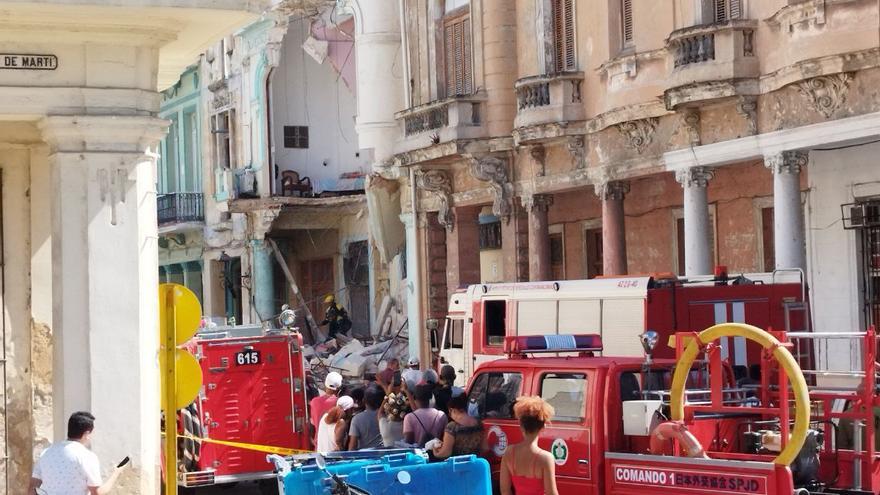Varios camiones de bomberos y un vehículo de las Tropas Especiales acudieron al lugar del siniestro, donde se aglomeró una gran cantidad de personas. (14ymedio)