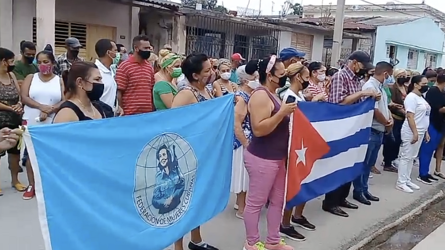 Vecinos congregados en Guisa para el "acto de reafirmación revolucionaria" contra el apedreamiento de dos establecimientos estatales en el municipio. (Captura)