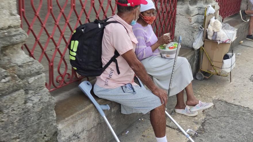 Vendedora de dulces en la calle Carlos III de La Habana. (14ymedio)