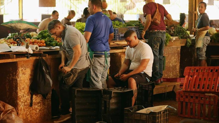 Vendedores en el Mercado Agropecuario del Vedado, en La Habana. (el Nuevo Herald)