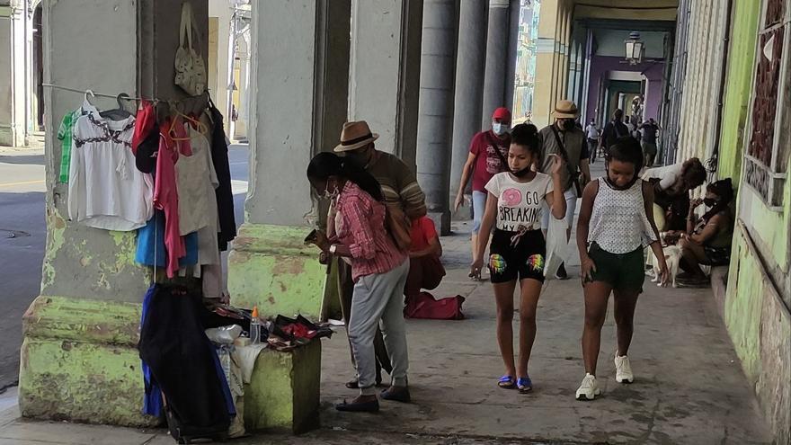 Venta callejera de productos usados en la calle Reina, en La Habana. (14ymedio)