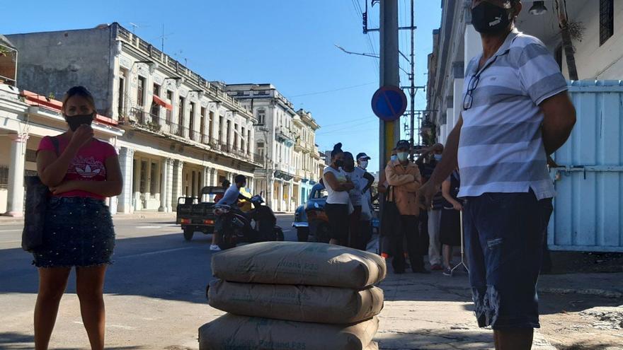 Venta de cemento P350 a 10 dólares el saco, en La Habana. (14ymedio)