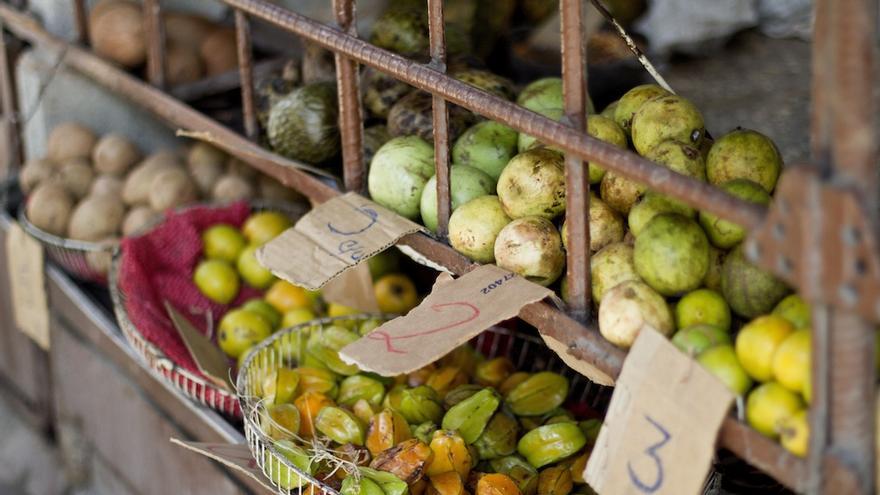 Venta de fruta en un mercado. (14ymedio)