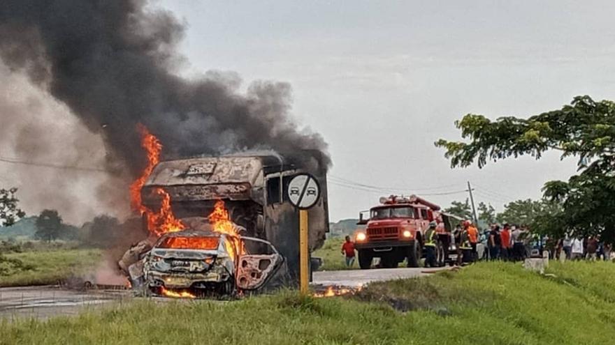 Versiones preliminares, citó la prensa oficialista, señalan que el “camión invadió la senda contraria por la que venía el auto de turismo”. (Facebook/La Voz del Bayatabo)