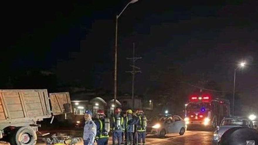 El accidente se produjo en la Vía Blanca, después del semáforo de Guanabacoa, entre un camión de comunales y una motocicleta. (Facebook)