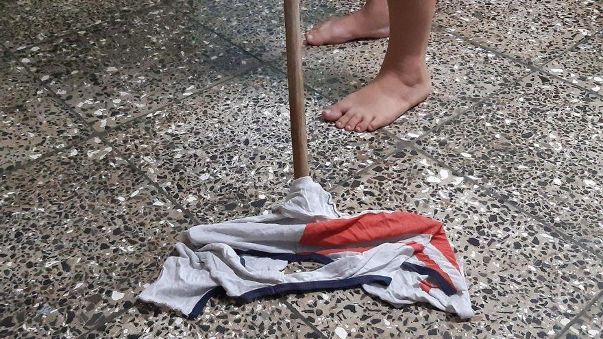 Viejas toallas, trozos de sábanas o camisetas son los que salvan, ahora mismo, la limpieza de los suelos en las casas cubanas. (14ymedio)