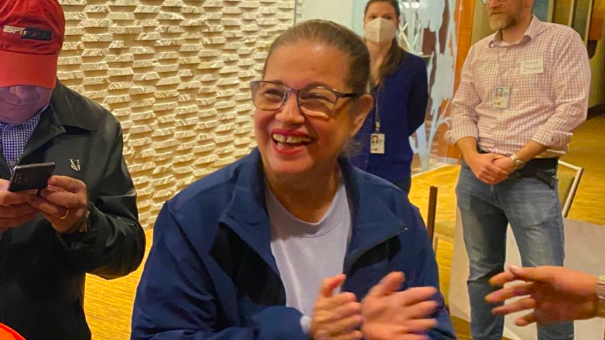 La felicidad de la opositora Violeta Granera al llegar a Washington después de pasar casi dos años en una cárcel en condiciones lamentables. (Cortesía)