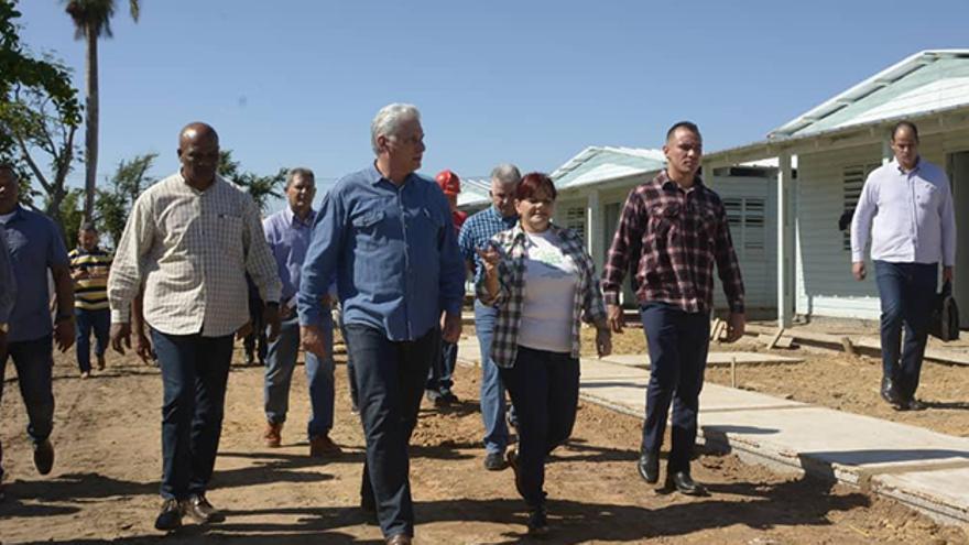 Visita de Miguel Díaz-Canel en los trabajos de reconstrucción de viviendas en La Coloma, de Pinar del Río. (Presidencia)