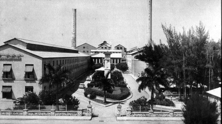 Vista de la fábrica Arechabala en Cárdenas, Matanzas, en los años 50. (Archivo)